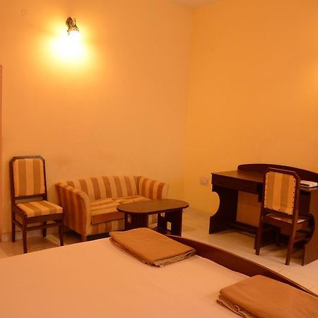 Hotel The Orient Kanpur Exteriör bild