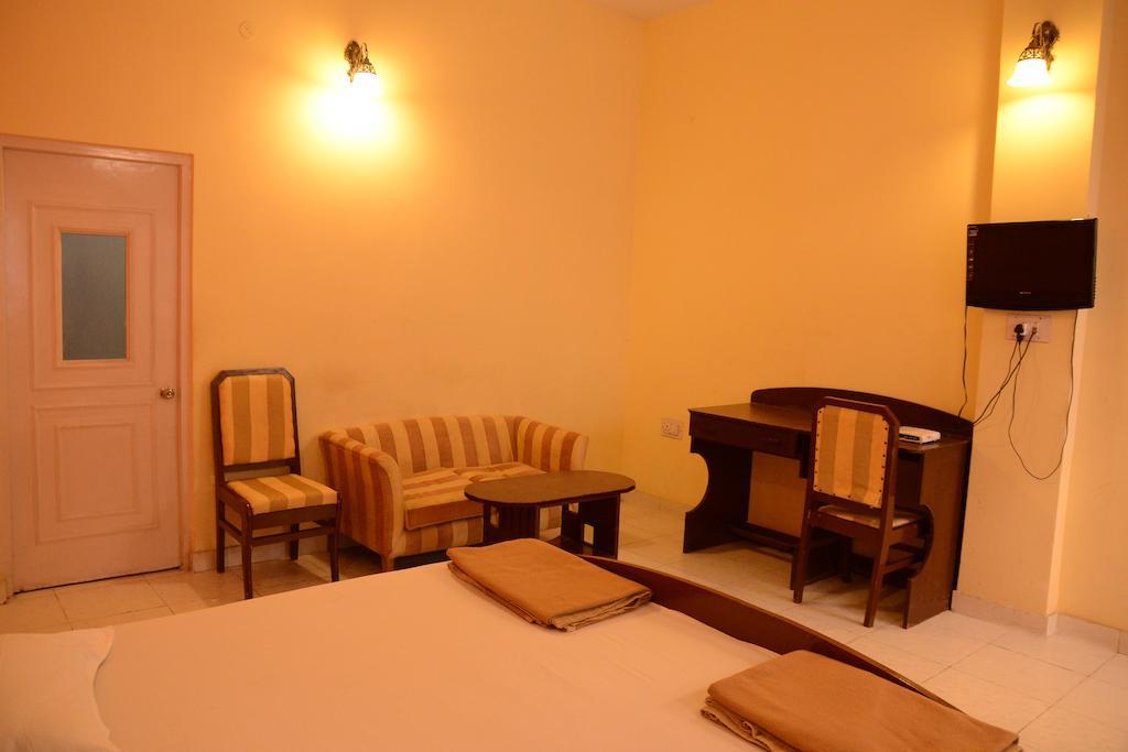 Hotel The Orient Kanpur Exteriör bild